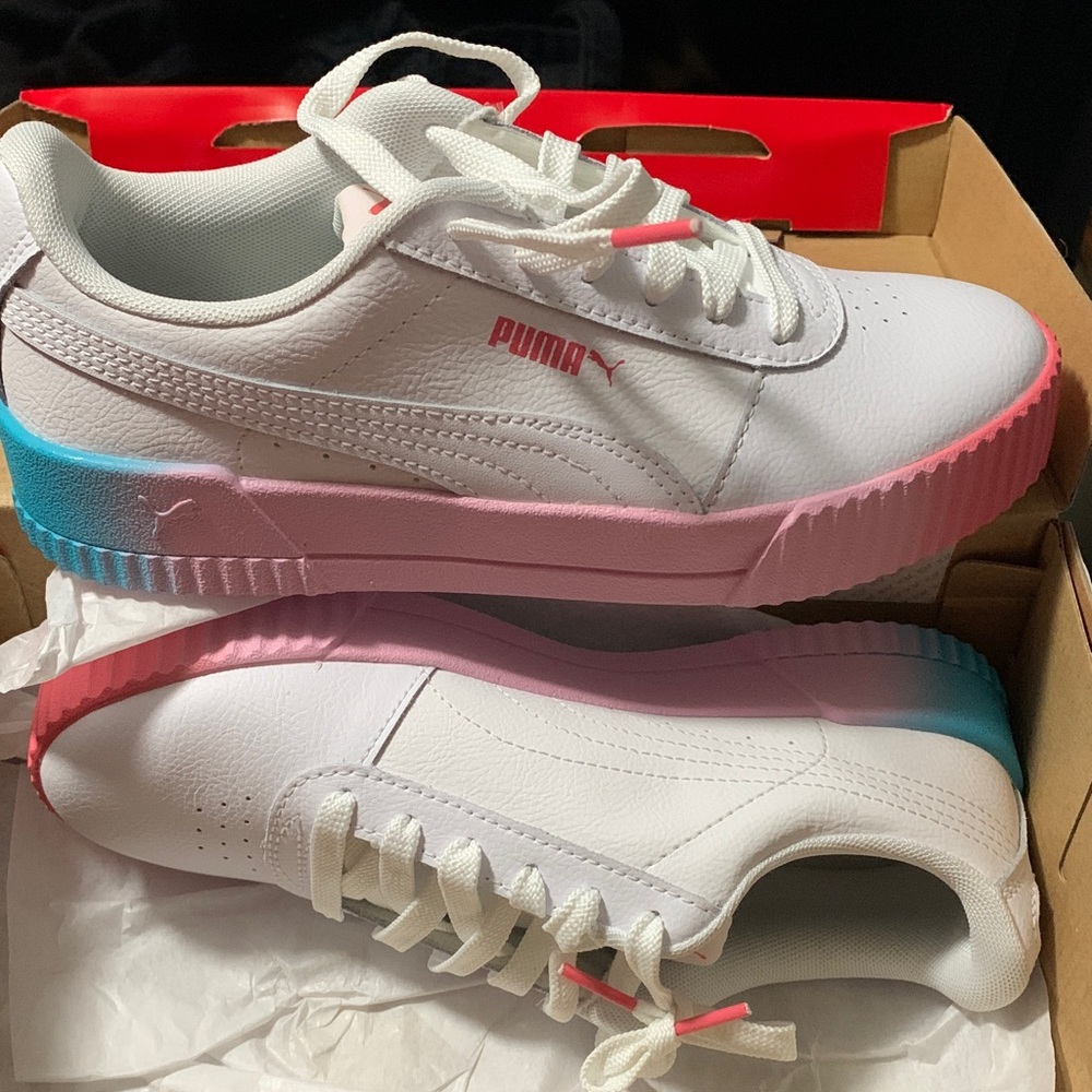 NEW Puma Women’s white sneakers with multicolor soles. Size 7.